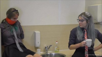 Kecanduan / diikat lan dicekel / wanita ing kasusahan